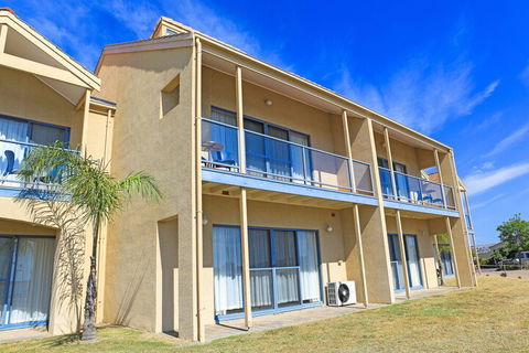The Marina Hotel - Accommodation QLD 1
