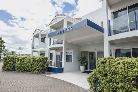 The Marina Hotel - Accommodation QLD 6