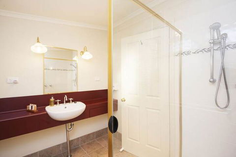 Beechworth Cedar Cottages - Accommodation QLD 7