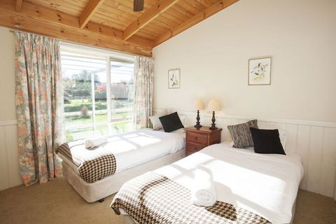 Beechworth Cedar Cottages - Accommodation QLD 4