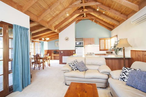 Beechworth Cedar Cottages - Accommodation QLD 1