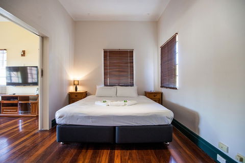 Captain Stirling Hotel - Accommodation QLD 5