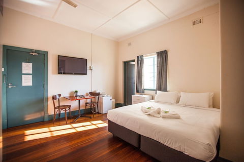 Captain Stirling Hotel - Accommodation QLD 2