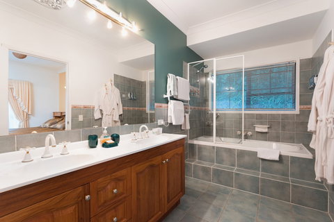 Villa Della Rosa Bed & Breakfast - Accommodation QLD 5