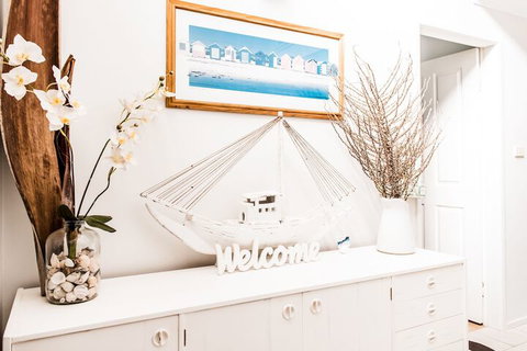 Anne's Waterfront Haven B&B - Accommodation QLD 4