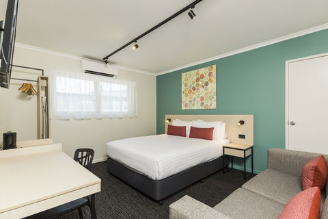 Nightcap At Balaclava Hotel - Accommodation QLD 4