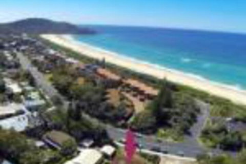 BARRELS At BOOMERANG - Accommodation QLD 0