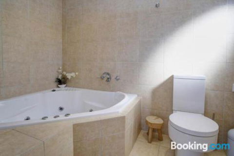 ROCKPOOL (4 Night Min) - Accommodation QLD 4