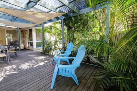 FRANGIPANI BEACH HOUSE PET FRIENDLY 22 Belbourie Cres Boomerang Beach - Accommodation QLD 5