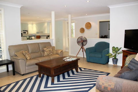 FRANGIPANI BEACH HOUSE PET FRIENDLY 22 Belbourie Cres Boomerang Beach - Accommodation QLD 6