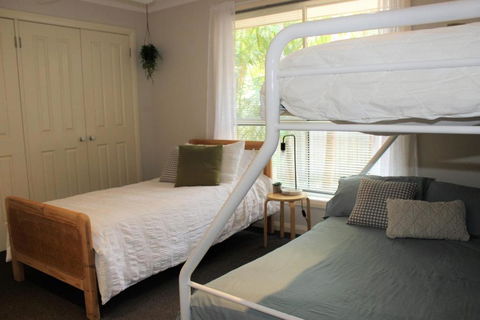 FRANGIPANI BEACH HOUSE PET FRIENDLY 22 Belbourie Cres Boomerang Beach - Accommodation QLD 1