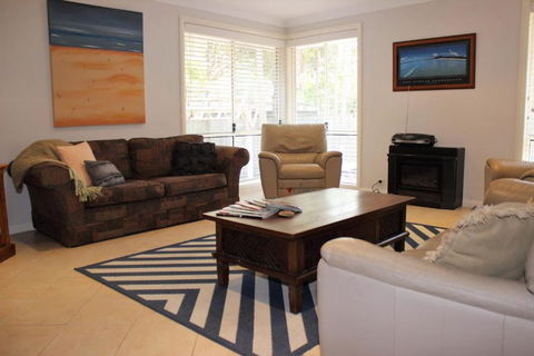 FRANGIPANI BEACH HOUSE PET FRIENDLY 22 Belbourie Cres Boomerang Beach - Accommodation QLD 4