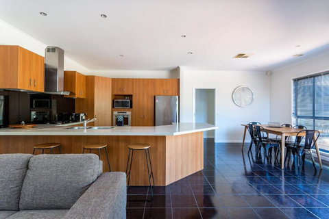 Caxton Beach House Hot Tub Spa - Accommodation QLD 6