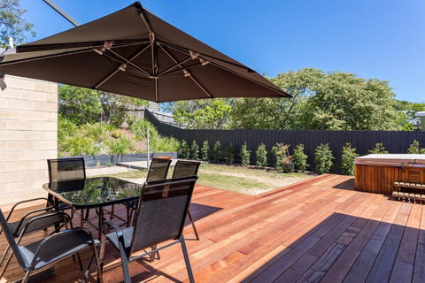 Caxton Beach House Hot Tub Spa - Accommodation QLD 3