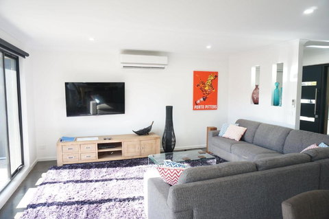 Bens Place Modern & Convenient - Accommodation QLD 6