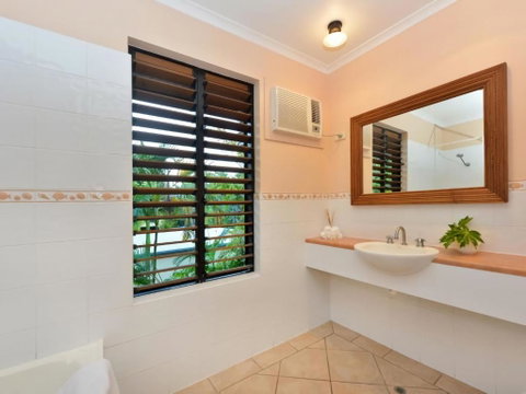Balinese Breeze - Accommodation QLD 4