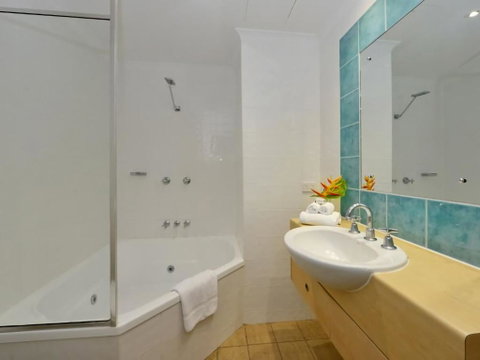 Ocean Sounds 2 Bedroom Apartment - Accommodation QLD 4