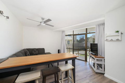 Flynns Beach Apartments 4 41 Pacific Drive - Accommodation QLD 1