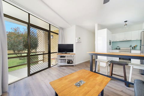 Flynns Beach Apartments 4 41 Pacific Drive - Accommodation QLD 6