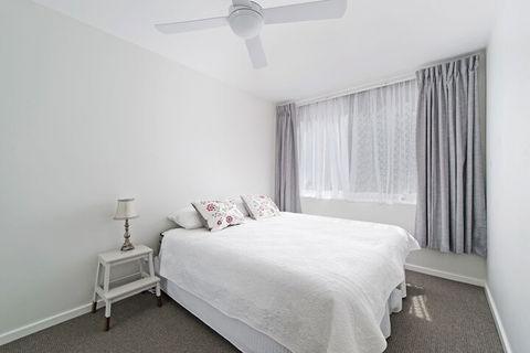 Flynns Beach Apartments 4 41 Pacific Drive - Accommodation QLD 2