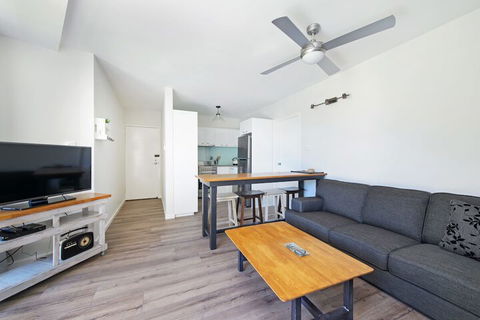 Flynns Beach Apartments 4 41 Pacific Drive - Accommodation QLD 4