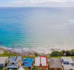 Avalon 4 right across the road from convent beach uninterrupted views - Accommodation QLD