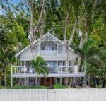 Decked Out by The Sea - Accommodation QLD