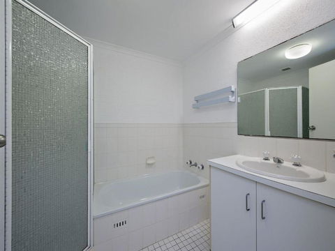 Intrepid Close Seaspray Unit 03 4 - Accommodation QLD 5