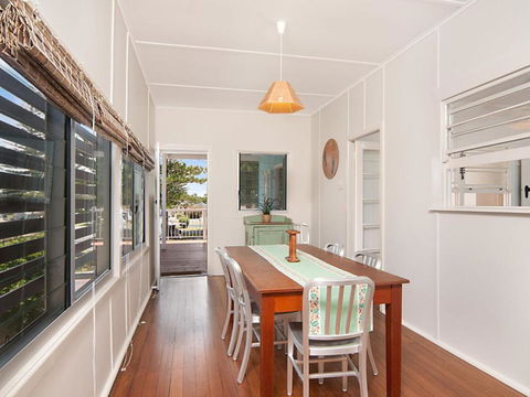 The Blue House Flat Walk To River & Beach - Accommodation QLD 1