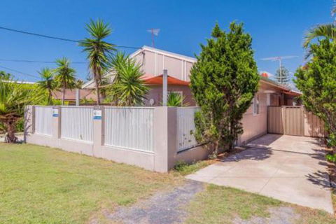 Yamba Daze Sunset Pet Friendly - Accommodation QLD 4