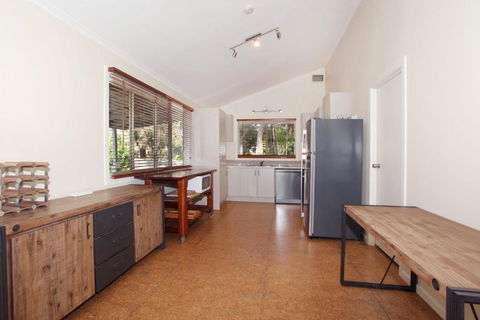 24 Sundew Street Mudjimba 500 Bond Pet Friendly Linen Supplied WIFI Air Cond. - Accommodation QLD 5