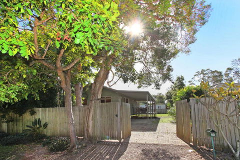 24 Sundew Street Mudjimba 500 Bond Pet Friendly Linen Supplied WIFI Air Cond. - Accommodation QLD 3