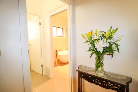 A Reflection On The Lake - Accommodation QLD 6