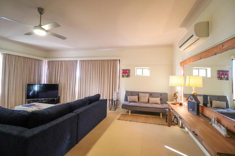 A Reflection On The Lake - Accommodation QLD 4