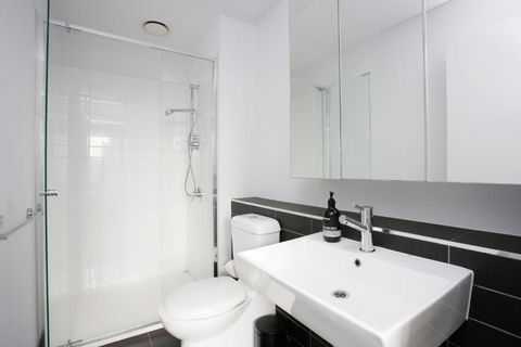 Immaculate 2BR With 2 Bathroom Private Unit In CBD - Accommodation QLD 3