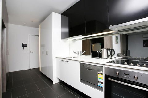 Immaculate 2BR With 2 Bathroom Private Unit In CBD - Accommodation QLD 4
