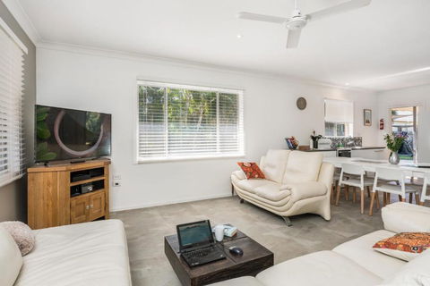 A SWEET ESCAPE Carefree Beach Home - Accommodation QLD 5