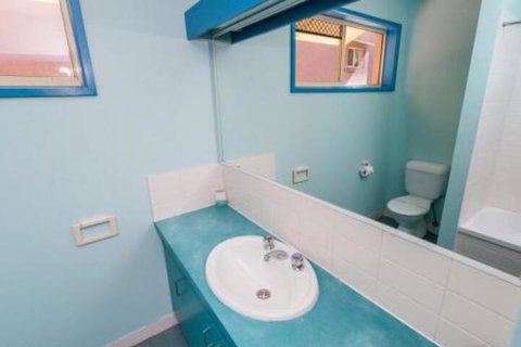 At Cylinder Unit 2 - Accommodation QLD 6