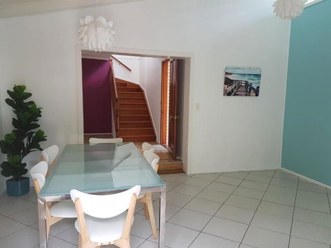 15 Larapinta Court Family Home With Swimming Pool In A Quiet Street & Central Location Close To CBD - Accommodation QLD 5