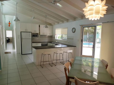 15 Larapinta Court Family Home With Swimming Pool In A Quiet Street & Central Location Close To CBD - Accommodation QLD 1