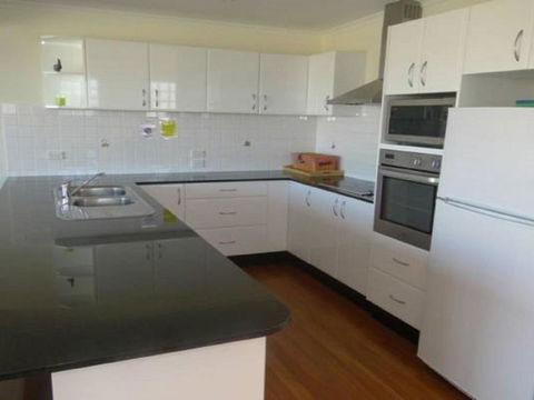 Ultimate Beach House 19a Graham Street Views Peace & Quiet - Accommodation QLD 5