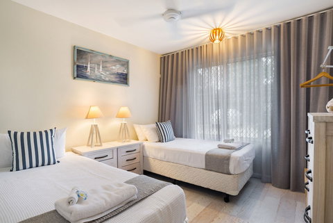 Rare Modern Unit W Private Fenced Garden Close To The Beach PC3 - Accommodation QLD 3