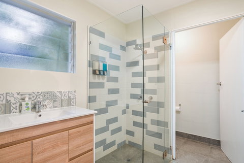 Rare Modern Unit W Private Fenced Garden Close To The Beach PC3 - Accommodation QLD 2