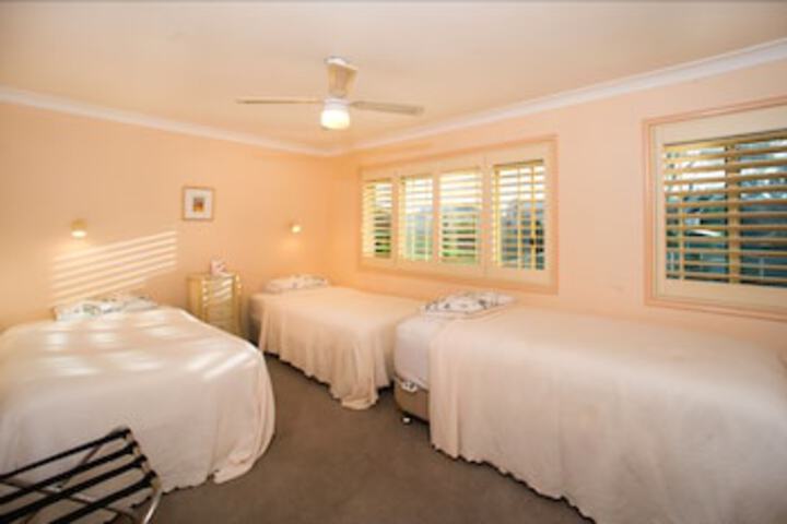 Fishermans Paradise NSW Accommodation QLD