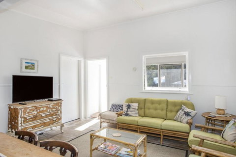 Retro Beach Cottage 681 Murramarang Rd - Accommodation QLD 2