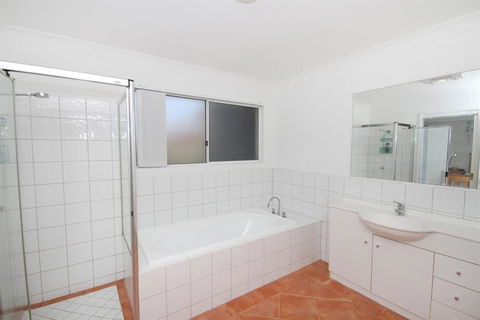 FANTASTIC HOLIDAY UNIT In A PERFECT LOCATION - Accommodation QLD 3