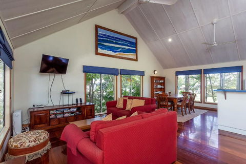 6 Ilmenite Avenue Coastal Beach Shack Within Walking Distance To Patrolled Beach & CBD - Accommodation QLD 4