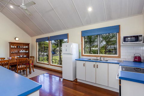 6 Ilmenite Avenue Coastal Beach Shack Within Walking Distance To Patrolled Beach & CBD - Accommodation QLD 2