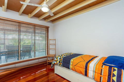 6 Ilmenite Avenue Coastal Beach Shack Within Walking Distance To Patrolled Beach & CBD - Accommodation QLD 6