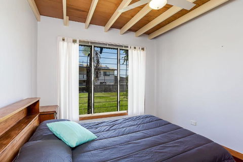 6 Ilmenite Avenue Coastal Beach Shack Within Walking Distance To Patrolled Beach & CBD - Accommodation QLD 5